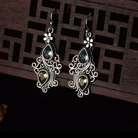 7/$30 PEACOCK 🦚 YELLOW DANGLES - Picture 2 of 6